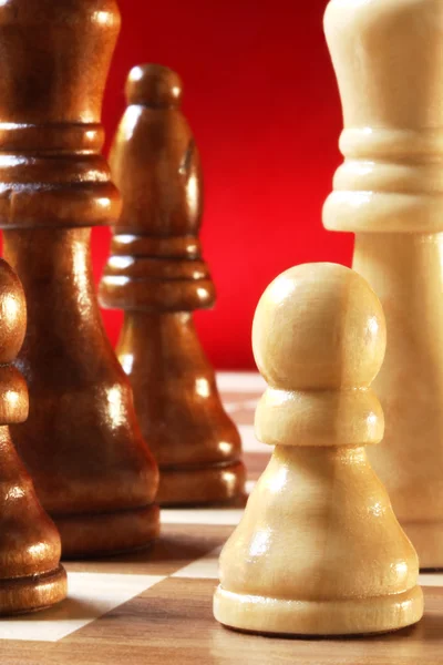Pièces d'échecs sur rouge — Photo