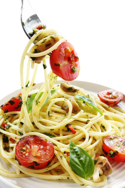 Spagetti pestoval és paradicsom — Stock Fotó