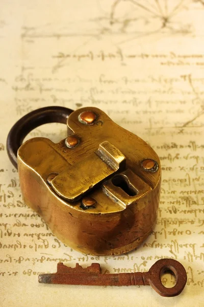 Cadeado de latão antigo — Fotografia de Stock
