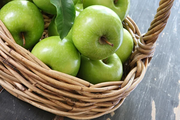 Kosz zielone jabłka — Zdjęcie stockowe