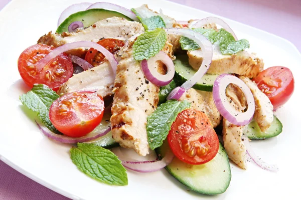 Tavuklu salata salatalık ve nane — Stok fotoğraf