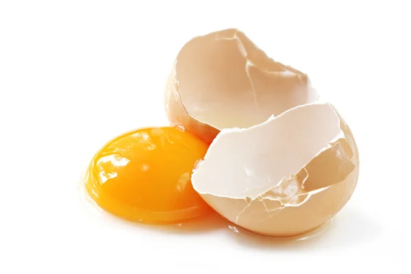 Треснувшее яйцо — стоковое фото
