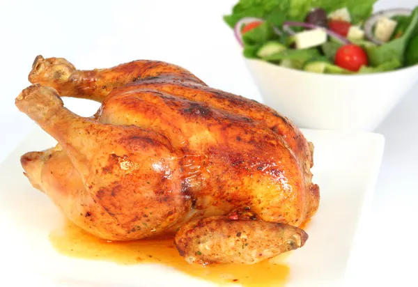 Pečené kuře a salát — Stock fotografie