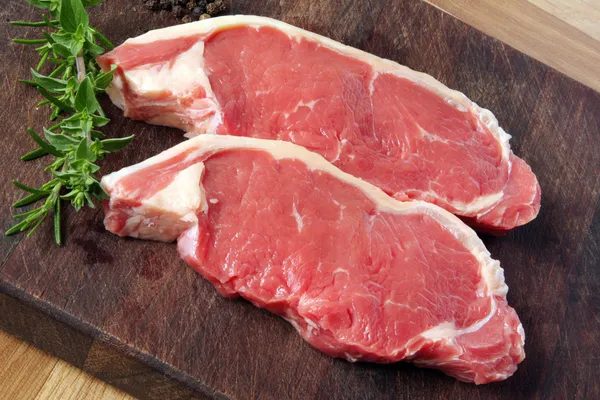 Steaks de bœuf aux herbes — Photo