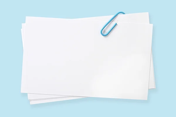 Cartões em branco com clipe de papel azul — Fotografia de Stock