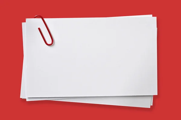Leere Karten mit roter Büroklammer — Stockfoto