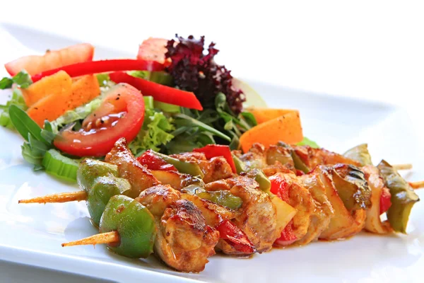 Kebabs de frango e salada — Fotografia de Stock