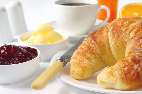 Pequeno-almoço croissant — Fotografia de Stock