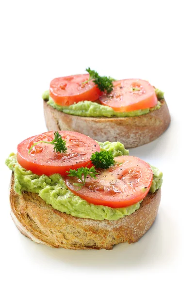 Avokado ve domatesli ekmek — Stok fotoğraf