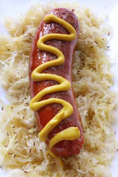 Wurst mit Sauerkraut — Stockfoto