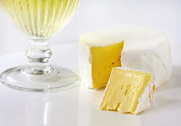 브리 치즈와 와인 — 스톡 사진