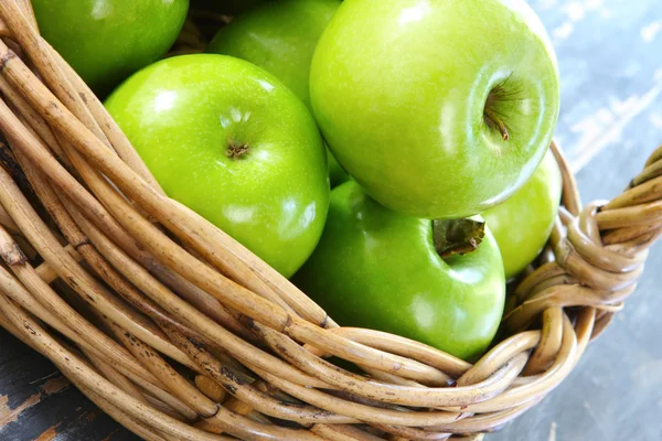 Korb mit Äpfeln — Stockfoto