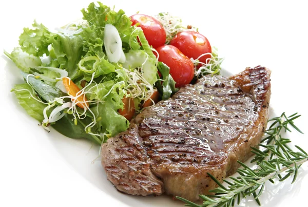 Biefstuk en salade — Stockfoto