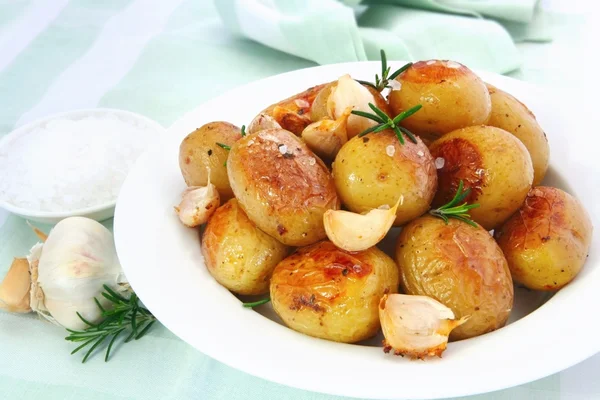 烤的大蒜土豆 — 图库照片