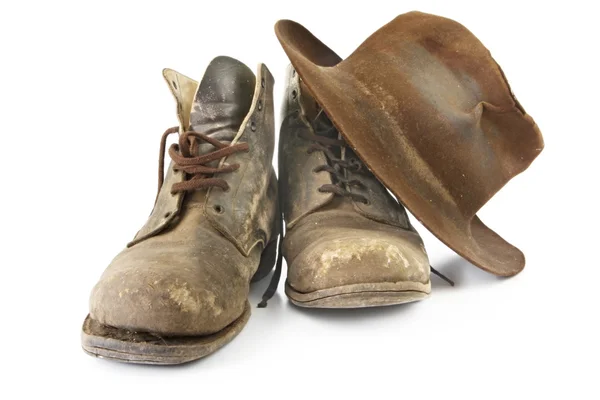 Vecchi stivali da lavoro e cappello — Foto Stock