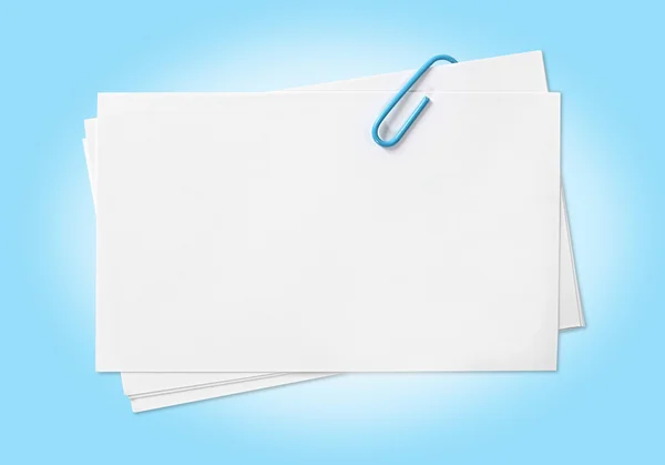 Cartões em branco com clipe de papel azul — Fotografia de Stock