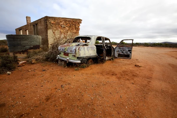 Auto y casa destrozados abandonados — Foto de Stock