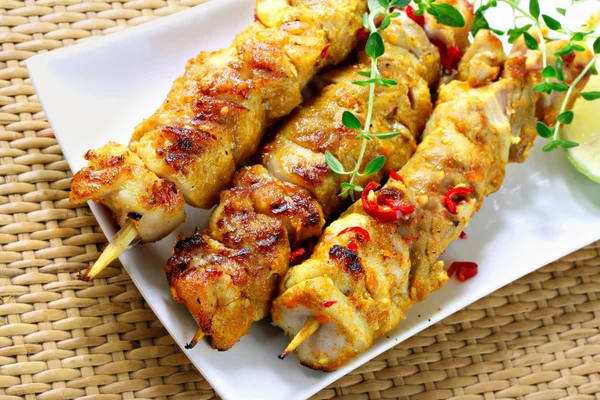 Kebabs de poulet au thym chili et chaux — Photo