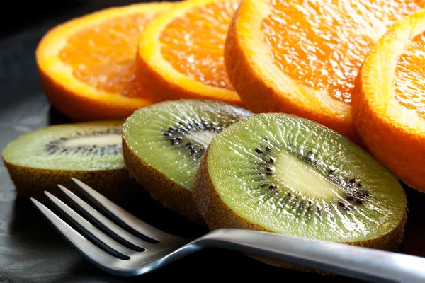 Orangen und Kiwi in Scheiben geschnitten — Stockfoto