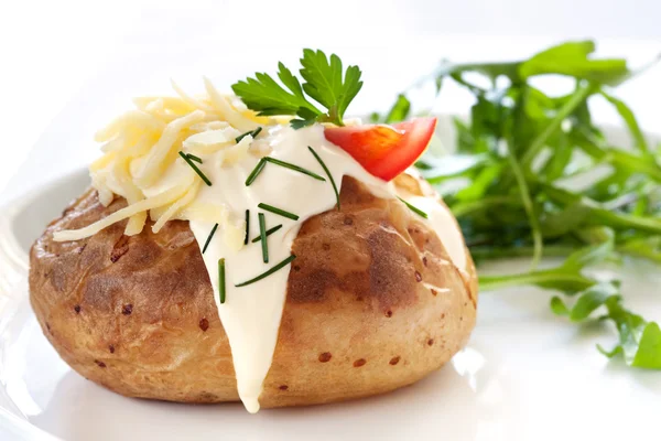 Печёная картошка с салатом — стоковое фото