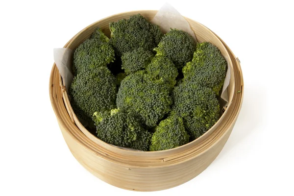 Broccoli in bamboe steamer — Stockfoto