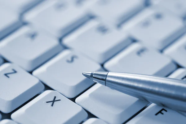 Pen on Keyboard — Stock Photo, Image