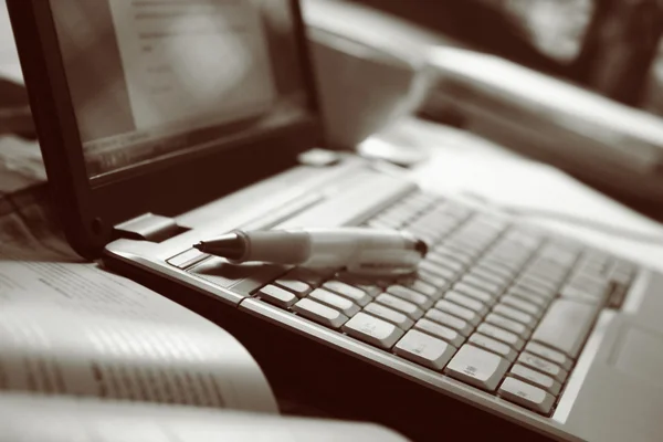 Laptop Livro e caneta — Fotografia de Stock