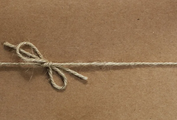 Cordas amarradas em papel reciclado — Fotografia de Stock