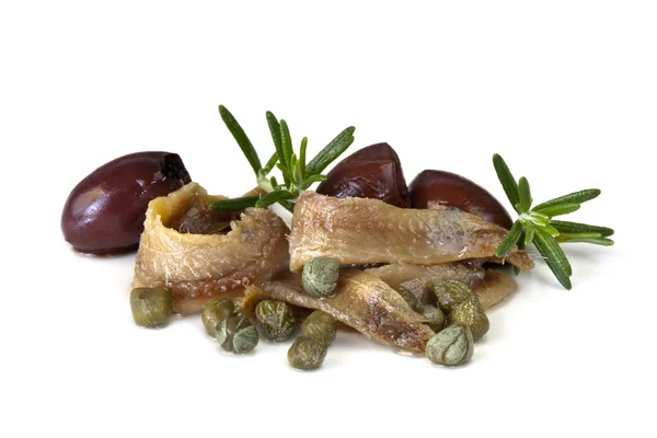 Anchois, kaparami i oliwkami — Zdjęcie stockowe