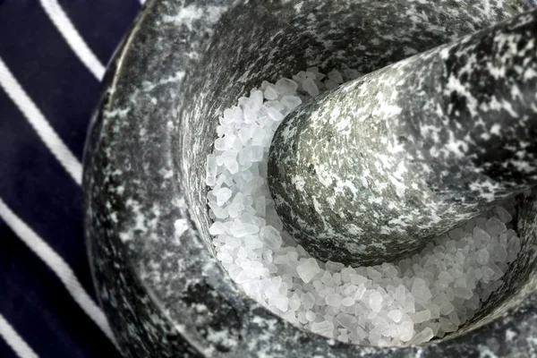 Sól w moździerzu — Zdjęcie stockowe