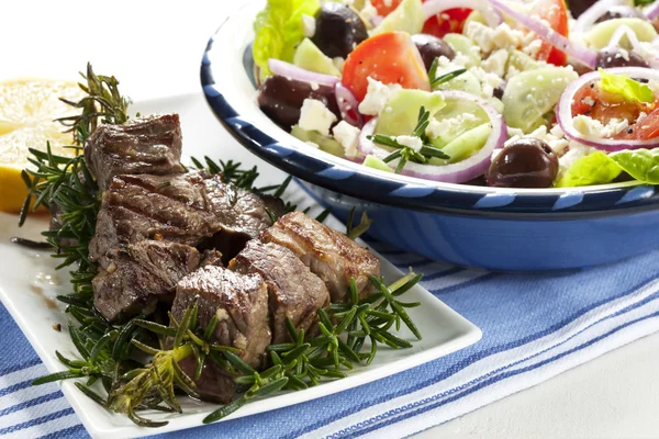 Kebabs de cordeiro com salada grega — Fotografia de Stock