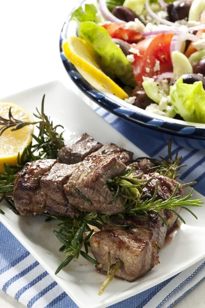 Lamb Kebabs with Greek Salad — Stock Photo, Image