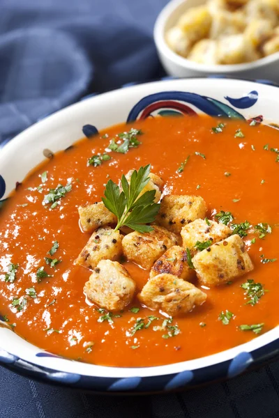 Soupe de tomates aux croûtons — Photo