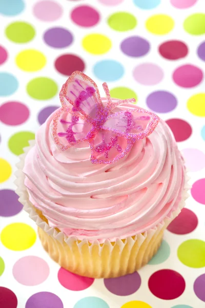 Cupcake rosa con mariposa — Foto de Stock