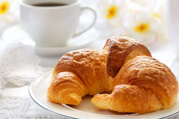 Pequeno-almoço croissant — Fotografia de Stock