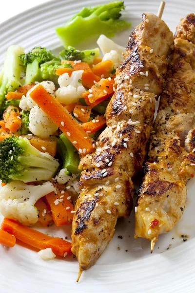 Chicken Skewers and Vegetables — Stock Photo, Image