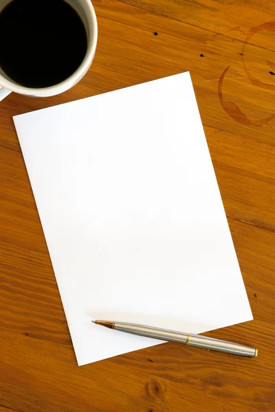 Blanco papier pen en koffie — Stockfoto