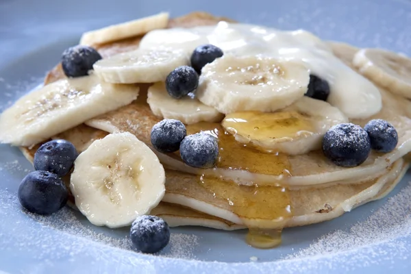 バナナとブルーベリーのパンケーキ — ストック写真
