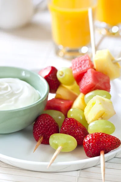 Gyümölcsnyárs, a joghurt — Stock Fotó