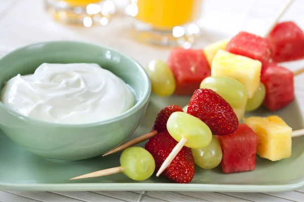 Obstspieße mit Joghurt — Stockfoto