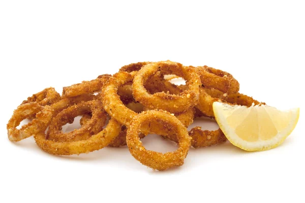 Anéis de cebola fritos sobre branco — Fotografia de Stock
