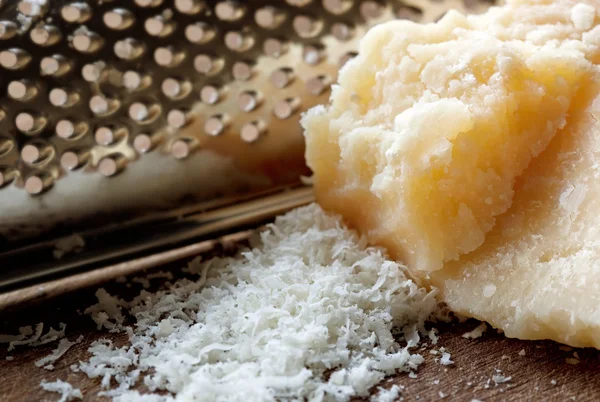 Тертый сыр пармезан — стоковое фото