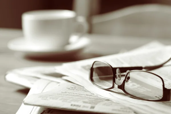 Tidning och kaffe Stockbild