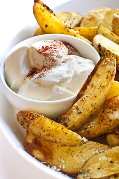 Kartoffelkeile mit saurer Sahne — Stockfoto