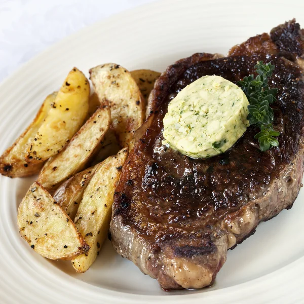 Steak s bylinkovým máslem — Stock fotografie