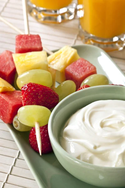 Yoğurt ve meyve sopalarla — Stok fotoğraf