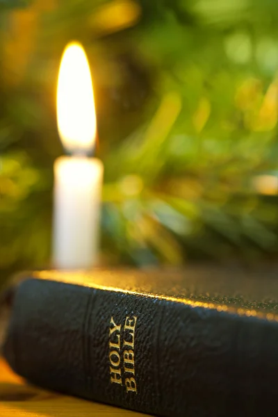 Αγία Γραφή και χριστουγεννιάτικο κερί — Φωτογραφία Αρχείου