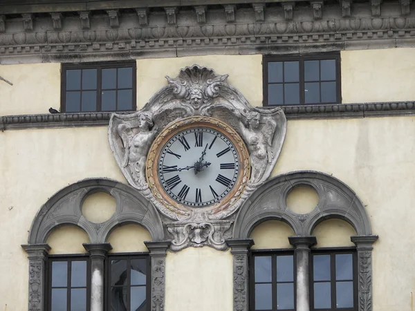 Tail view of a clock on a public building — Stock Photo, Image