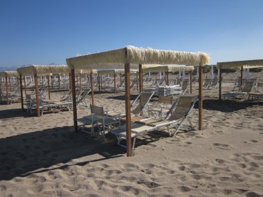 versilia bir sahilde gazebo