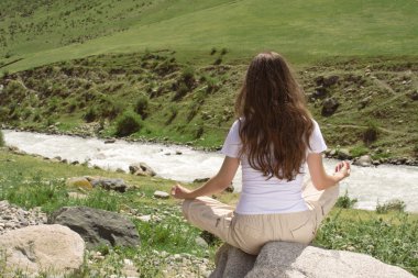 Yoga gün batımı sırasında